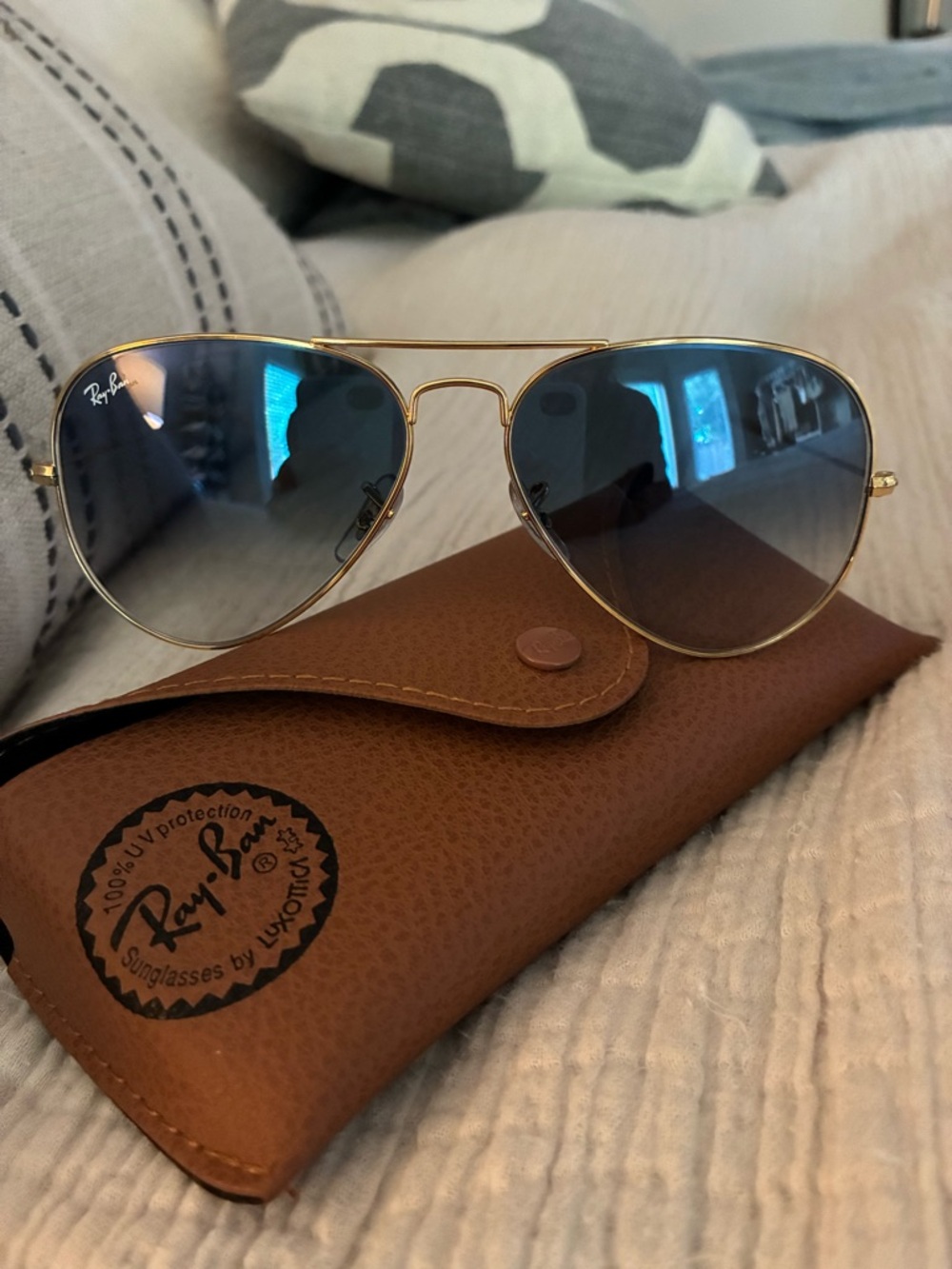 Ray-Ban Polished Aviator Gold Frame with Light Blue Gradient Lenses - Picture 4 of 8